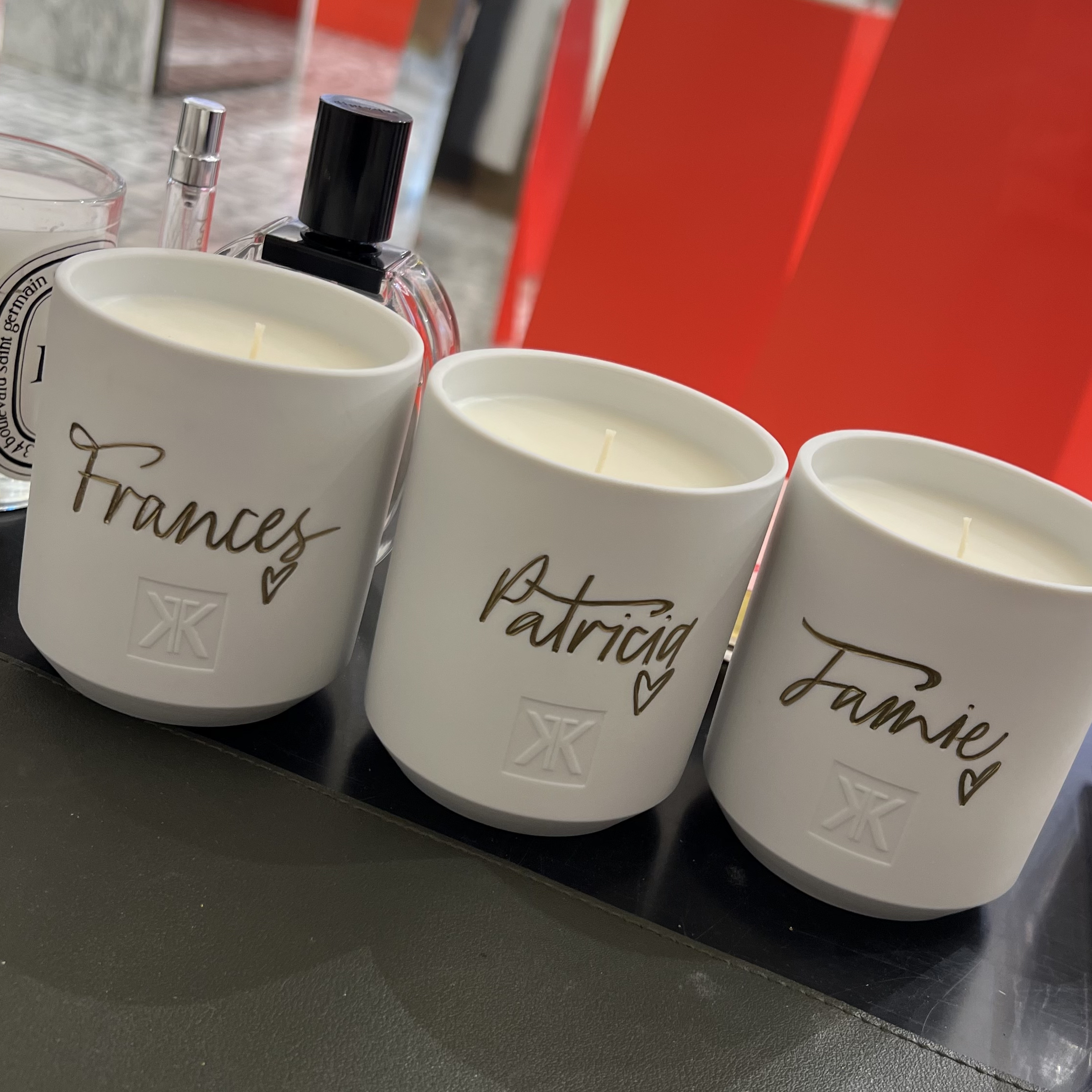 Elegant personalised candles with custom calligraphy names by Kimlligraphy. Luxury gifting and bespoke brand experiences for events and corporate clients